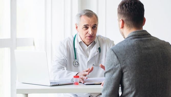 Seorang lelaki di doktor